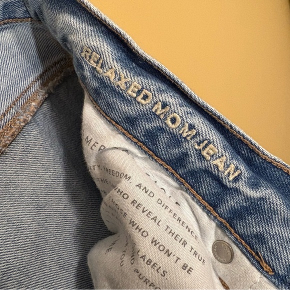 American Eagle Relaxed Mom Jeans size 4 Distressed Light Wash - Picture 6 of 7